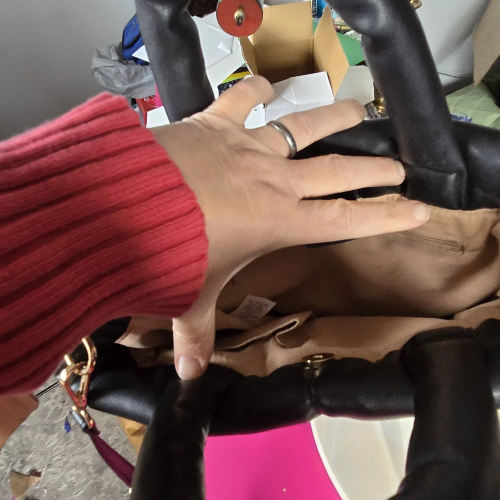 Chic Black Padded Crossbody Bag - Picture 7 of 8